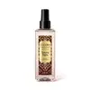 Frasco transparente com rótulo marrom e dourado da marca Instance, contendo item de perfumaria em body splash com fragrância de tâmara negra, apresentado em posição frontal.