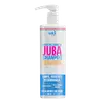 Embalagem branca com bomba dosadora. Rótulo nas cores rosa, roxo e azul. Texto "Higienizando a Juba Shampoo - Limpeza inteligente para cachos e crespos. Limpa, hidrata e desembaraça." Com extrato de aveia e óleo de linhaça dourada.