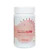 Um frasco branco e rosa com tampa branca, com o rótulo branco e rosa. No centro do frasco lê-se “Revita Dia Coenzima Q10”.