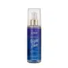 A imagem mostra o Body Splash em uma embalagem com cores azul, branco e dourado, apresentando o logotipo Kiss New York. A tampa é transparente e traz um detalhe dourado na válvula spray.
