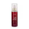 A imagem mostra o Body Splash em uma embalagem com cores vermelho e dourado, apresentando o logotipo Kiss New York. A tampa é transparente e traz um detalhe dourado na válvula spray.