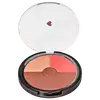 Compacto de pó facial da marca Quem Disse, Berenice? com formato oval, contendo três tons de blush em cores laranja, rosa e marrom, em embalagem preta com tampa branca.