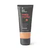 Frasco preto com visor mostrando a cor do produto, letras na cor rosa e branca e detalhes brancos contendo base líquida Instamatte Quem Disse, Berenice? na cor 180Q em tom bege.