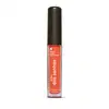 A imagem mostra um gloss labial em uma embalagem cilíndrica com a tampa preta e o tubo transparente permite ver o tom coral brilhante do gloss e a marca Quem disse, Berenice? e a linha estampados no frasco.