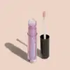 Frasco cilíndrico transparente contendo um gloss labial rosa com púrpura. Rótulo na embalagem com o nome do produto "Gloss dos Sonhos" e a descrição "Quem disse, berenice?". Ao lado, a tampa preta do produto, que acompanha um aplicador de espuma.