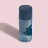 O frasco contém um produto líquido chamado "Skin.q Água Micelar" da linha Harry Potter. A embalagem apresenta detalhes em tons de azul claro e branco, incluindo o logotipo da marca Harry Potter, o nome do produto "Defesa Contra a Arte das Trevas."