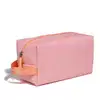 Imagem de um necessaire rosa de nylon com zíper, exibindo a marca "Quem Disse, Berenice?" em letras brancas.