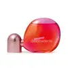 Fragrância em frasco arredondado com tampa em formato de gota. O frasco é translúcido com gradiente de cores que vão do rosa ao laranja vibrante. A tampa é de um tom rosado metálico.