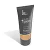 O produto apresentado é uma base líquida da marca Tô no Glow, com embalagem em tubo plástico de cor cinza escura. O rótulo exibe o nome da marca e o texto "Radiância natural, leveza e conforto" em letras brancas.