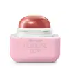 Protetor labial da marca Cuide-se Bem, com embalagem quadrada de plástico em tons de rosa claro e branco. O produto está aberto e vemos a bala em formato de semicírculo de tom avermelhado. O logo está gravado em cinza na embalagem. 