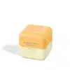Balm Labial em formato hexagonal com duas cores. A parte superior é amarela com o desenho estilizado de uma abelha e o texto "Quem Disse, Berenice?". O design é minimalista, com apenas os elementos textuais e o ícone da abelha