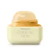 Protetor labial da marca Cuide-se Bem, com embalagem quadrada de plástico em tons de amarelo claro e amarelo escuro. O produto está aberto e vemos a bala em formato de semicírculo de tom amarelado. O logo está gravado em cinza na embalagem. 