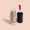 A imagem mostra um recipiente transparente de gloss labial da marca Quem Disse, Berenice? em tom bege nude, com aplicador vermelho, haste transparente, tampa preta, sobre superfície clara e neutra.