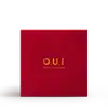 Caixa retangular de cor vermelha com textura de malha. Apresenta as iniciais "O.U.I" em letras douradas. A embalagem tem um design minimalista e elegante.