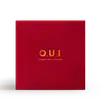 Caixa retangular de cor vermelha com textura de malha. Apresenta as iniciais "O.U.I" em letras douradas. A embalagem tem um design minimalista e elegante.