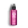 O produto apresentado é um fixador de maquiagem, chamado "Super Fix". O frasco é de cor rosa vibrante, com um rótulo que exibe o nome do produto em letras brancas. O frasco possui um borrifador preto na parte superior, permitindo a aplicação do produto.