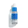 Frasco transparente arredondado contendo líquido incolor. Tampa azul e branca do tipo pipeta. Rótulo azul e branco com o nome do produto em letras pretas.