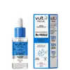 Uma caixa azul com detalhes brancos e logotipo da marca. Ao lado um frasco transparente com rótulo azul e tampa branca. O rótulo destaca "Sérum Preenchedor Ácido Hialurônico 8x Hialu",  24 horas de hidratação e preenchimento de rugas.