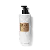Embalagem transparente com creme na cor branca opaca e tampa de bombear preta. Rótulo retangular dourado com as iniciais O.U.i e o nome do produto em letras pretas.