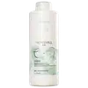 Frasco branco de shampoo da linha Nutricurls da Wella Professionals, com rótulo indicando que se trata de um shampoo micelar para cabelos cacheados, com média nutrição.