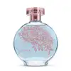 A imagem mostra um frasco de perfume da linha Floratta Blue. O frasco é de vidro transparente com um design arredondado. Há um padrão floral estilizado em tons de rosa desenhado sobre o fundo azul claro do frasco. A tampa é cor de rose gold metálico.