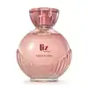 frasco de item de perfumaria da marca Liz Sublime, com embalagem de vidro arredondada rosa-claro facetado e nome da marca em vermelho escuro gravado no vidro. A tampa é em acrílico transparente e permite ver a tampa borrifadora de tom metálico rosa.