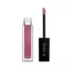 Gloss labial Rose Lover da marca Make B. em frasco retangular transparente com líquido rosa com partículas de glitter, aplicador com ponta arredondada e tampa preta com logo da marca.