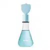 Frasco transparente em formato de vidro laboratorial com líquido azul claro, tampa com escudo no topo da mesma tonalidade, contendo 120ml de colônia infantil Poção da Coragem da marca Dr. Botica.