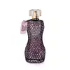 Vidro transparente em formato curvilíneo com renda preta em sua volta, borrifador dourado e tampa cristal contendo 75ml de desodorante colônia Glamour Secrets Black.