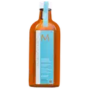 A imagem mostra o Óleo Capilar Moroccanoil Treatment Light 200ml, frasco na cor âmbar com rótulo azul turquesa, com detalhes em branco e laranja. Indica que é um tratamento para cabelos finos ou levemente tingidos.