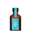 Frasco de óleo tratamento capilar Moroccanoil, com embalagem de vidro âmbar e rótulo azul turquesa. Apresenta informações sobre o produto, como "Tratamento Moroccanoil" e "Para todo tipo de cabelo".