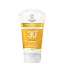 Protetor solar corporal em embalagem de tubo plástico branco com detalhes em amarelo. Gel creme com fator de proteção solar 30, textura ultraleve, resistente à água e suor. Fórmula antioxidante e de rápida absorção.