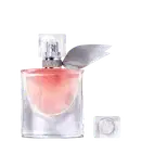 Frasco de perfume Lancôme com tampa prateada e rótulo rosa, contendo líquido rosa claro. Embalagem de vidro transparente com design elegante e sofisticado.