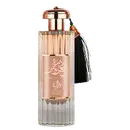 A imagem mostra um frasco de perfume da marca de fragrâncias de luxo Al Wataniah. O nome do perfume, "Durrat Al Aroose", está inscrito em caligrafia árabe no frasco, junto com o logotipo da marca. O frasco tem um borrifo rose gold na parte superior.