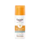 Frasco de protetor solar Eucerin Oil Control Tinted com FPS 70, embalagem laranja e branca, com rótulo indicando tecnologia espectral avançada e propriedades antioleosilidade.