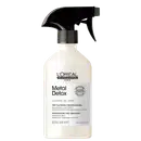 Frasco de spray branco da L'Oréal Professionnel Paris, com rótulo preto e branco, contendo o produto "Metal Detox" com tecnologia patenteada. O frasco possui um gatilho preto para aplicação.