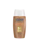 Frasco de protetor solar ISDIN FotoProtector Fusion Water Magic Color Escura, com FPS 50 e proteção diária, em embalagem de 50ml com rótulo destacando as características do produto.