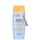 Frasco de protetor solar em gel da marca ISDIN, na cor azul claro e laranja, com rótulo indicando o nome "Fusion Gel SPORT" e proteção solar FPS 50.