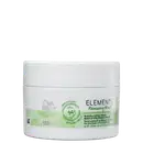 É um pote branco para uma máscara capilar da linha Elements da Wella Professionals, com 150ml. O produto é formulado com 94% de ingredientes naturais, incluindo aloe vera, e não contém silicones. As cores predominantes são branco e verde claro