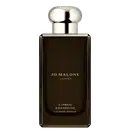 Frasco de perfume Jo Malone London Cypress & Grapevine Cologne Intense, com embalagem retangular escura e rótulo em dourado. O frasco possui um design elegante e sofisticado, com tampa arredondada.