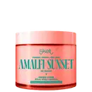 Frasco de creme corporal da marca Skelt, com embalagem rosa e rótulo verde destacando o nome "Amalfi Sunset" e informações sobre o produto.