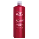 Shampoo Ultimate Repair da linha Wella Professionals. Embalagem vermelha com capacidade de 1 litro. Texto Ultimate Repair, informações sobre o produto e logotipo da marca Wella em branco.