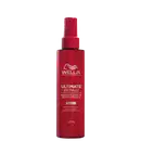 É um produto de tratamento capilar com embalagem em um frasco plástico vermelho brilhante com a tampa da mesma cor. Na frente do frasco, está impresso o logotipo da marca em branco, bem como o nome do produto e informações adicionais e 140 ml.