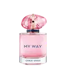 Perfume feminino em frasco transparente de vidro com líquido rosa claro. Na parte frontal do frasco está escrito "MY WAY" em letras azuis, e abaixo "GIORGIO ARMANI" em letras menores. A tampa possui detalhes em dourado e uma fita azul marinho na base.