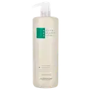A imagem mostra O Condicionador Long & Force 1 litro da marca MAB Marco Antônio de Biaggi by Alfaparf Milano, um frasco de plástico branco com dosador e com detalhes em verde. Lista os benefícios de crescimento e força e ativos Squalano e Algas do Taiti.