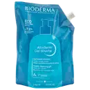 Refil de gel de banho Atoderm da marca Bioderma, em embalagem plástica flexível de cor azul, com texto informando redução de 73% de plástico.