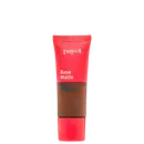 A imagem mostra um um tubo plástico de base da marca Payot. Na metade do tubo ele é transparente para apresentar a cor do produto e o outro restante é vermelho, assim como a tampa. Na embalagem consta marca, acabamento, cobertura e volumetria.
