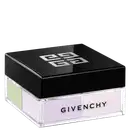 A imagem mostra o pó solto de Givenchy. É uma caixa preta elegante, com o logotipo da marca em relevo na tampa superior. A caixa é retangular e possui uma base transparente de acrílico que permite ver as cores suaves de verde, lilás e rosa.