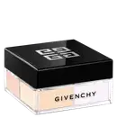 A imagem mostra o pó solto de Givenchy. É uma caixa preta elegante, com o logotipo da marca em relevo na tampa superior. A caixa é retangular e possui uma base transparente de acrílico que permite ver as cores suaves do pó solto.