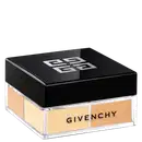 A imagem mostra o pó solto de Givenchy. É uma caixa preta elegante, com o logotipo da marca em relevo na tampa superior. A caixa é retangular e possui uma base transparente de acrílico que permite ver as cores em tons de ocre e laranja.